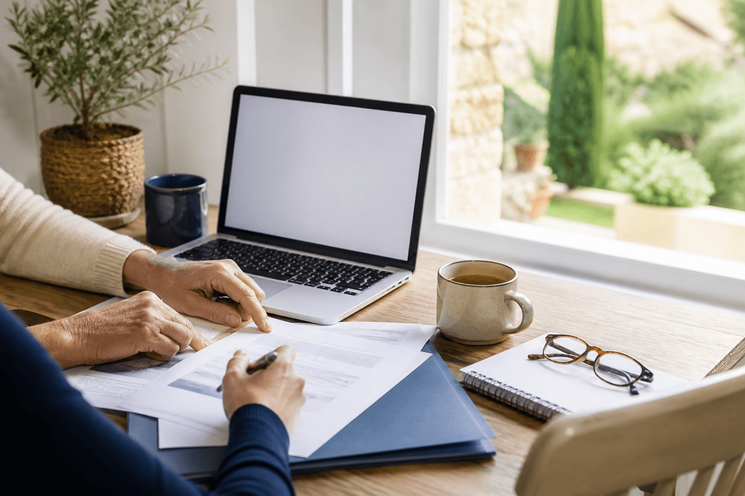 Accompagnement à domicile pour organiser des documents administratifs en ligne